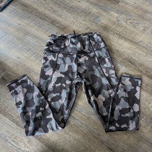 Athleta Black Camo 7/8 Lightning Tight | S